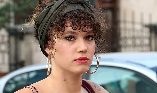 Ünlü oyuncu Melisa Şenolsun’dan sütyensiz cesur poz! 