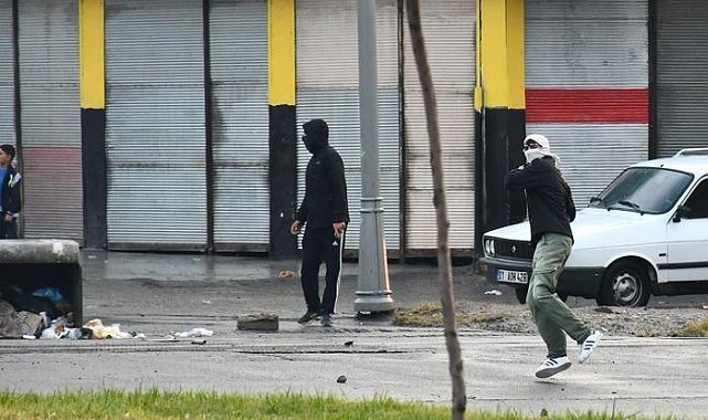 Valilik, Batman Belediyesi önündeki taşlı ve fiziki saldırılarda 6 polisin yaralandığını açıkladı