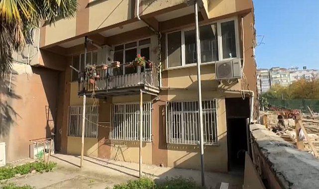 Yarım asırlık binaya önce kaçak balkon yaptılar sonra metal boruyla desteklediler