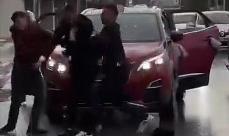 Yer Adana! Para için düğün arabasına atladı damattan dayak yedi