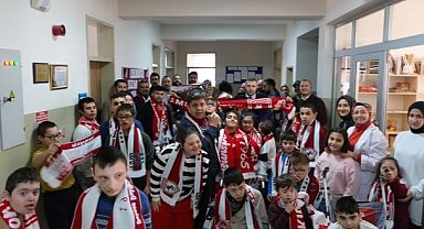 1965 Samsunspor Derneği Dünya Engelliler Günü'nde öğrencilere atkı ve polar