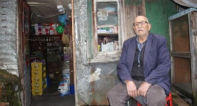 96 yaşındaki Mustafa Akarsu, süpermarketlere direniyor