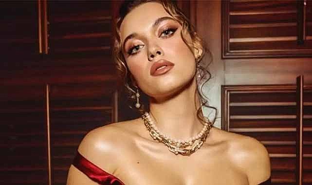 Afra Saraçoğlu'dan iddialı pozlar