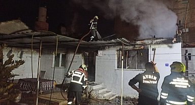 Annesiyle tartıştı oturdukları evi ateşe verip kaçtı