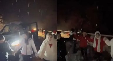 Artvin'de kar yağışı trafiği felç etti, sürücüler horonla ısındı!