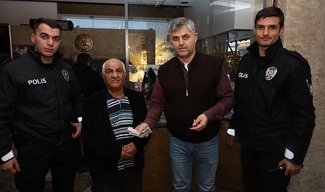 Bafra'da dürüstlük örneği! Bulduğu dolarları teslim etti