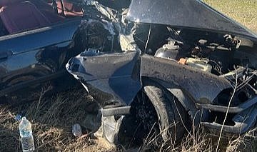 Beton direğe çarpan araç hurdaya döndü! İki kardeş sağ çıktı