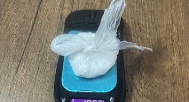 Bilgisayar faresiyle uyuşturucu ticareti yaparken yakalandı