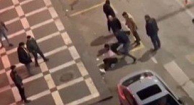 Bir grup bir kişiye saldırdı! tekmeler havada uçuştu