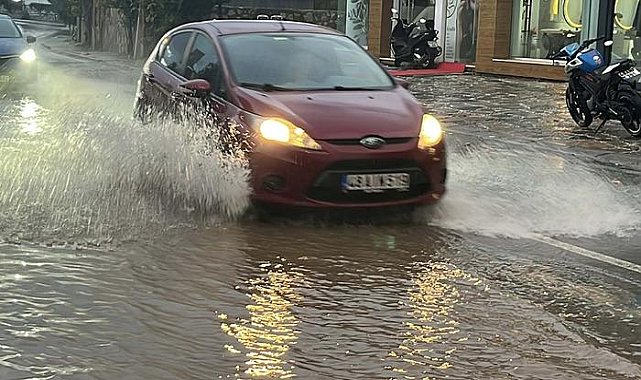 Bodrum'da kuvvetli sağanak! Cadde ve sokaklar suyla doldu