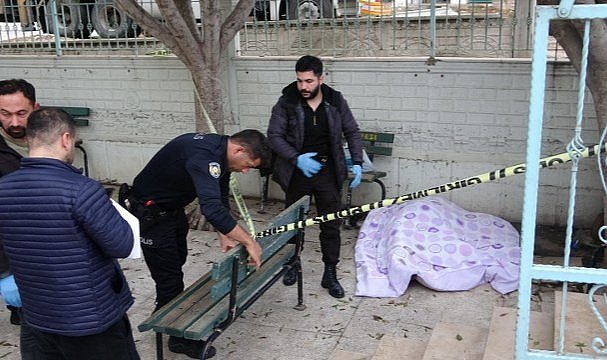 Cami avlusunda ölü bulundu