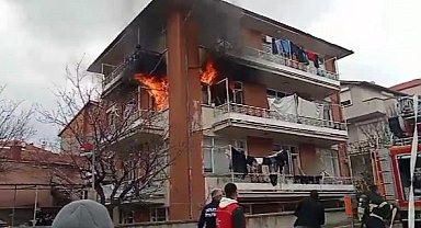 Cani baba çocuğunun içinde olduğu evi yaktı