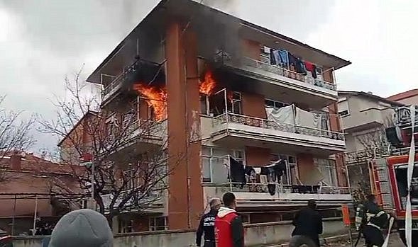 Cani baba çocuğunun içinde olduğu evi yaktı