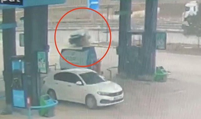 Çorum'da otomobil benzinliğe daldı! Yaralılar var