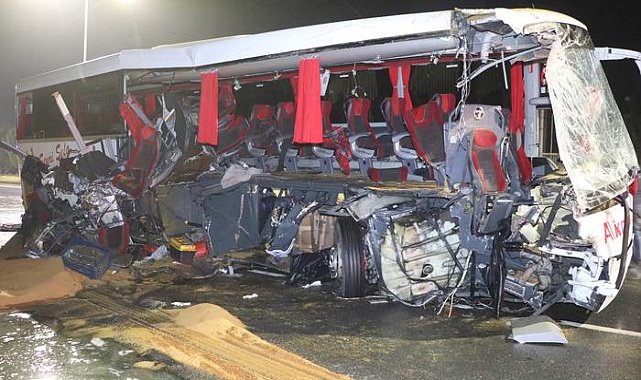 Denizli'de trafik kazası! Yolcu otobüsü TIR'a çarptı 1 ölü, 20 yaralı