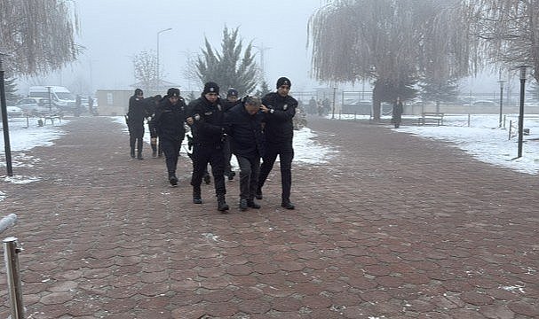 Dünürlerin kavgasında kan aktı! Mahkeme salonu karıştı