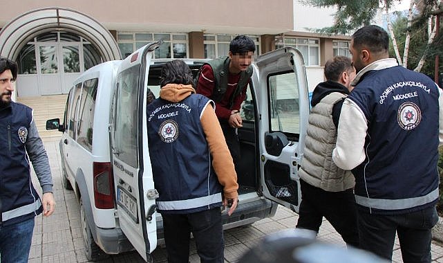 Durdurulan araçtan kaçak göçmenler çıktı