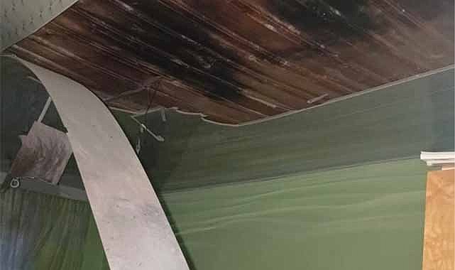 Eve düşen yıldırım ortalığı savaş alanına çevirdi