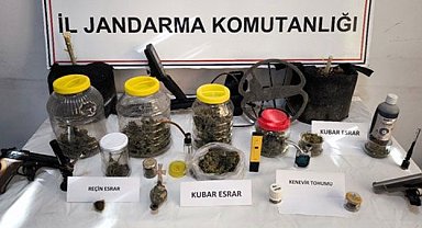 Evlerinde uyuşturucu yapıp satan şüpheliler yakalandı