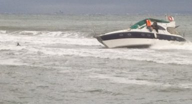 Fırtınada tekne yan yattı! 2 kişi mahsur kaldı