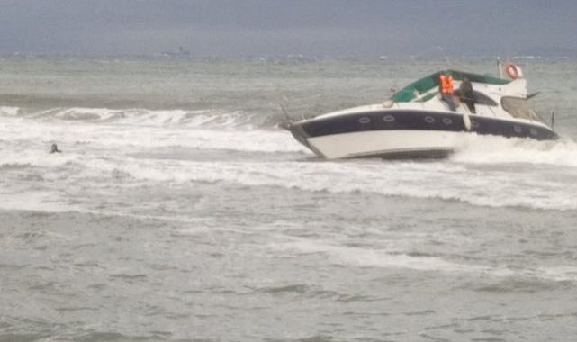 Fırtınada tekne yan yattı! 2 kişi mahsur kaldı