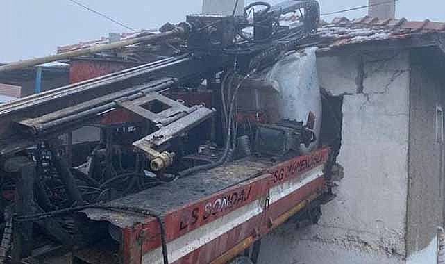 Freni patlayan sondaj aracı eve saplandı!