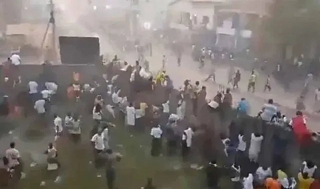 Futbol maçındaki tartışma izdihama yol açtı: Taraftarlar sahaya indi, 56 kişi öldü