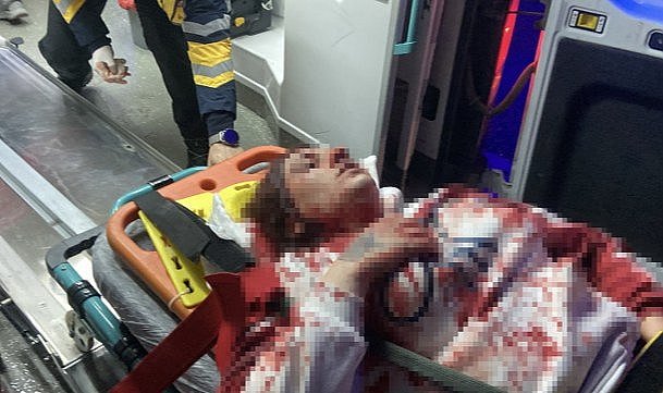 Genç kadın bir erkek tarafından sokak ortasında defalarca bıçakladı