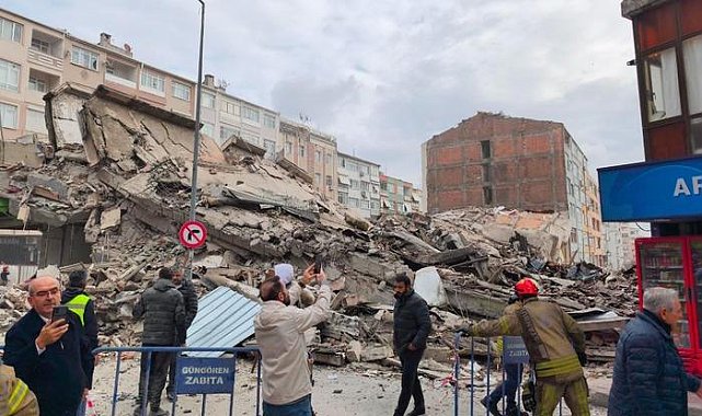 Güngören'de bina çöktü! Çok sayıda ekip sevk edildi