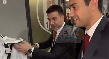 Hakem Cihan Aydın stadyum çıkışı Beşiktaş forması imzaladı