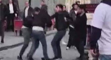 İstanbul'da sokakta birbirlerine girdiler! Sopalar havada uçuştu