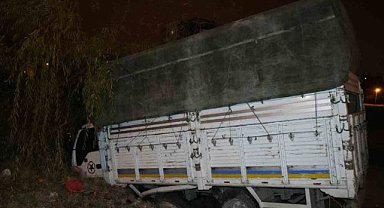 Kamyonetle kaza yaptı, yaralı arkadaşını olay yerinde bırakıp kaçtı