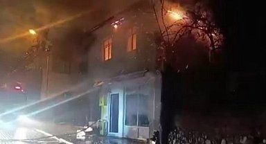 Kavak'ta iki katlı çay ocağı yandı!