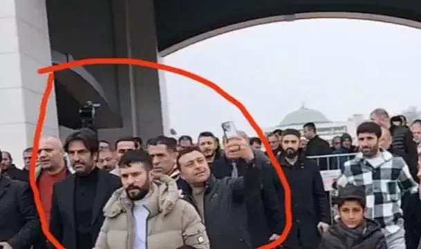 Mahsun Kırmızıgül'ün annesinin cenazesinde selfie çılgınlığı pes dedirtti