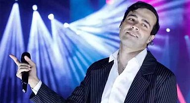 Mert Demir eski futbolcunun eşinin gözlerine bakarak şarkı söyledi