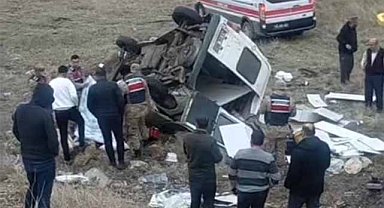 Minibüs şarampole uçtu! 1 ölü, 3 yaralı