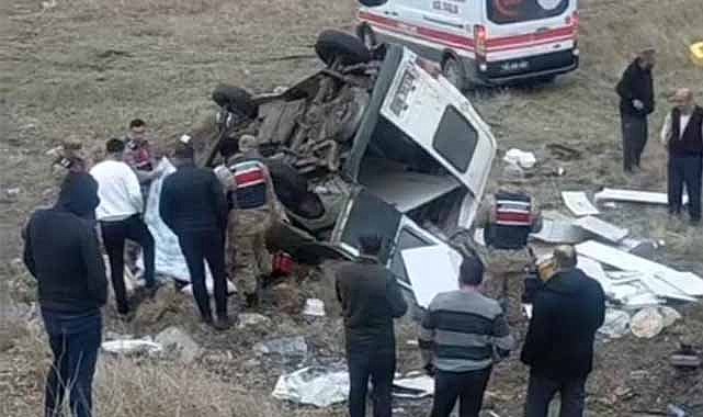 Minibüs şarampole uçtu! 1 ölü, 3 yaralı