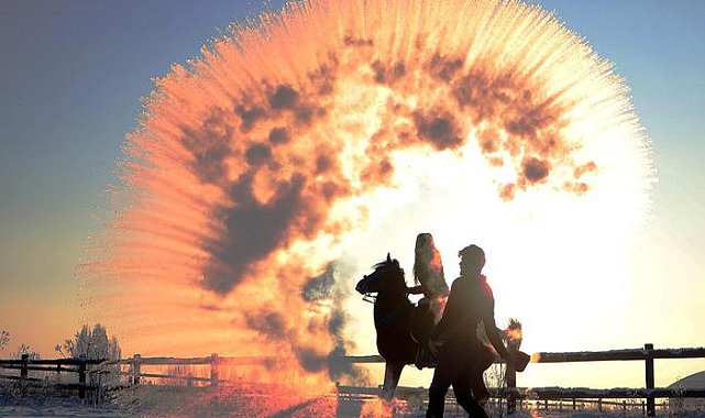 O il adeta buz tuttu! -25,3'ü gördü havaya atılan sıcak su saniyesinde kar oldu