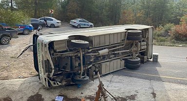Öğrencileri taşıyan midibüs devrildi çok sayıda yaralı var