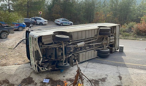 Öğrencileri taşıyan midibüs devrildi çok sayıda yaralı var