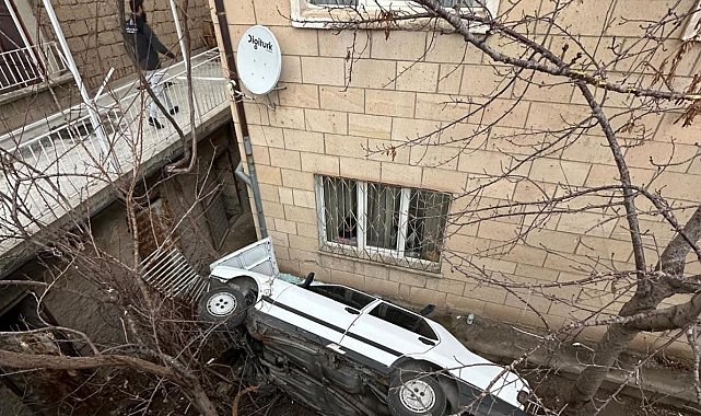 Otomobil binanın bahçesine uçtu! Yaralılar var