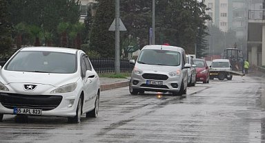 Samsun'da çukura düşen araçların tekerleri patladı