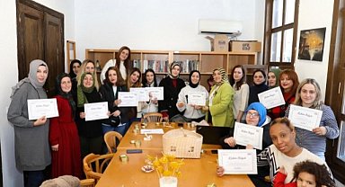 Samsun'da kadın arıcılar bal mumunu sanata dönüştürdü