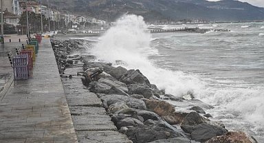 Samsun'da kuvvetli rüzgar nedeniyle denizde dalga boyu 2 metreye ulaştı