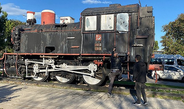 Samsun’da lise öğrencilerinin içinde sigara içtiği dekor lokomotif yandı