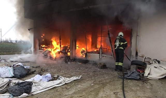 Samsun'da tekstil atölyesi alev alev yandı