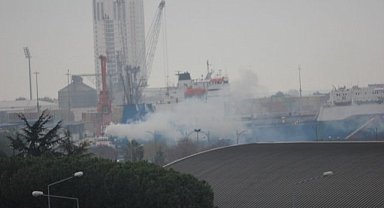 Samsun Limanı'nda yükselen yoğun duman paniğe yol açtı