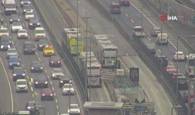 Seyir halindeki metrobüsten dumanlar yükseldi! Yolcular tahliye edildi