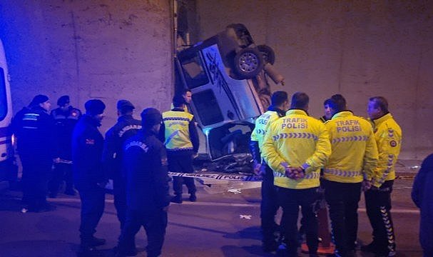 Sinop'ta tünelde duvara çarpan aracın sürücüsü öldü