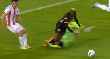 Sivasspor-Galatasaray maçında şok gelişme: Kaleci hastaneye kaldırıldı!